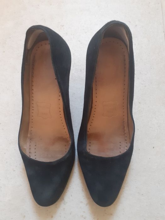 Sapatos pretos de camurça salto alto