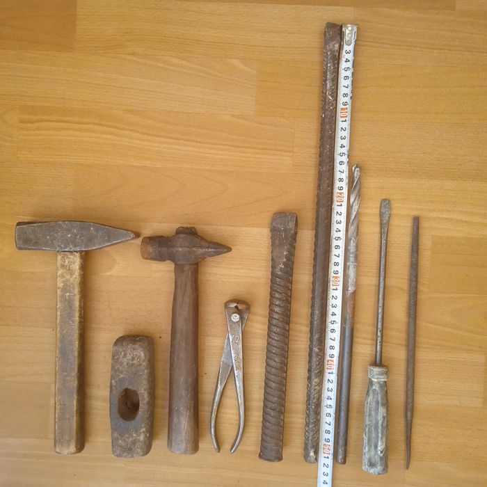 Отвёртки, ключи рожковые, напильники, молотки, кусачки.
