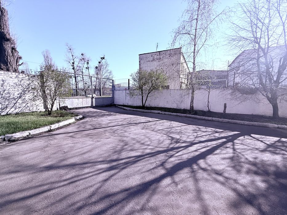 Оренда великої стоянки під фури