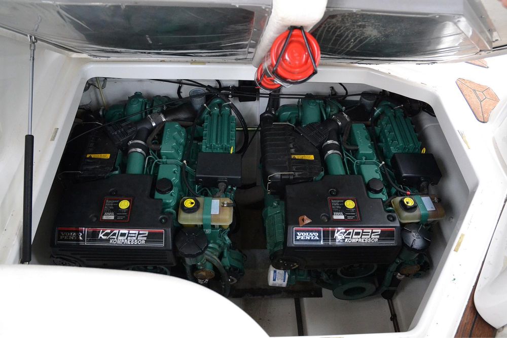 Яхта Sealine S28