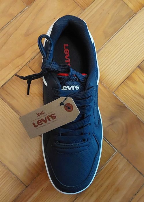 Sapatilhas Azuis Levi's.