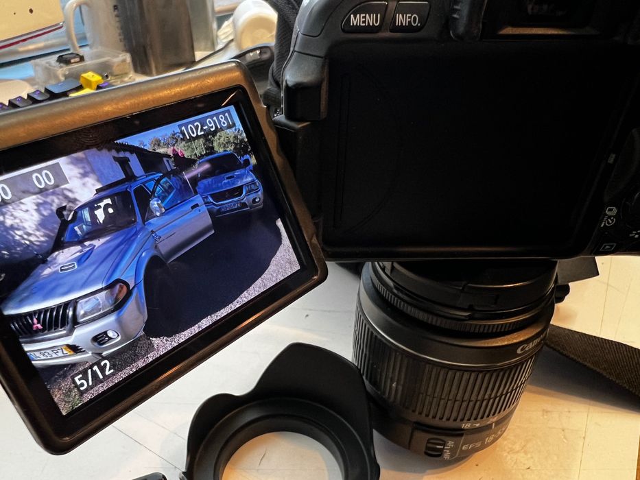 Canon 600D com lente, bateria extra e bolsa