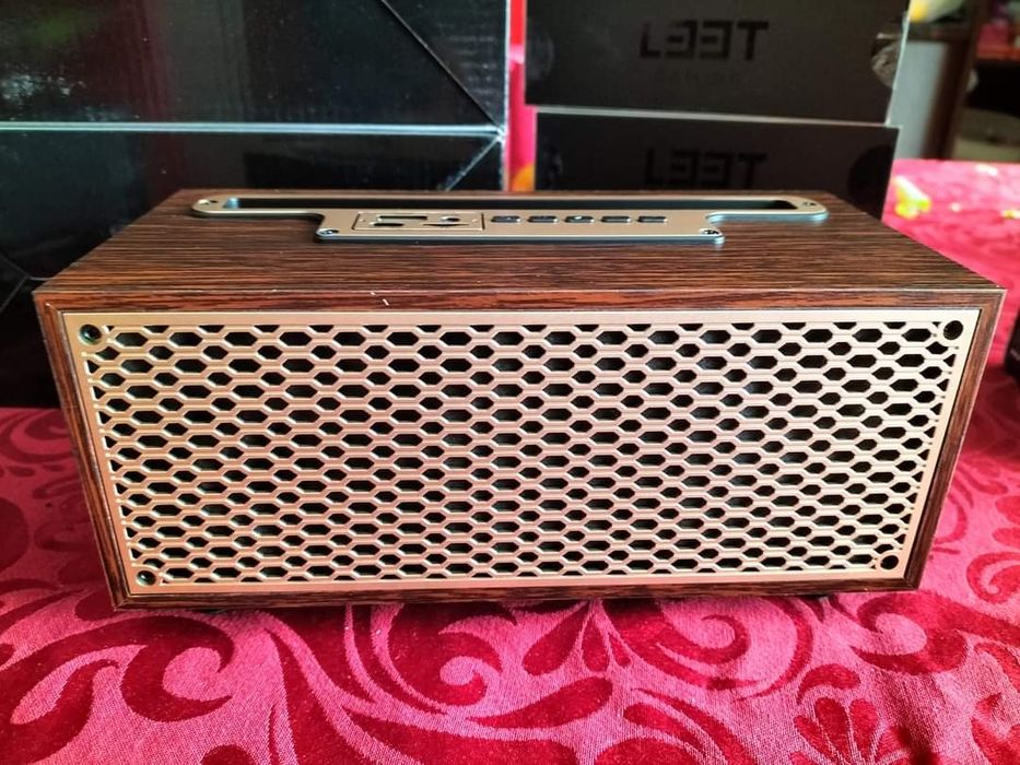 Coluna de som tem rádio