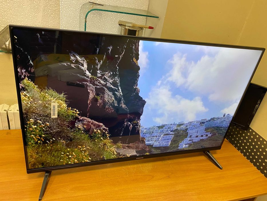 Голосовые телевизоры Samsung SmartTV 24' 12-220V 2/16GB Android Корея