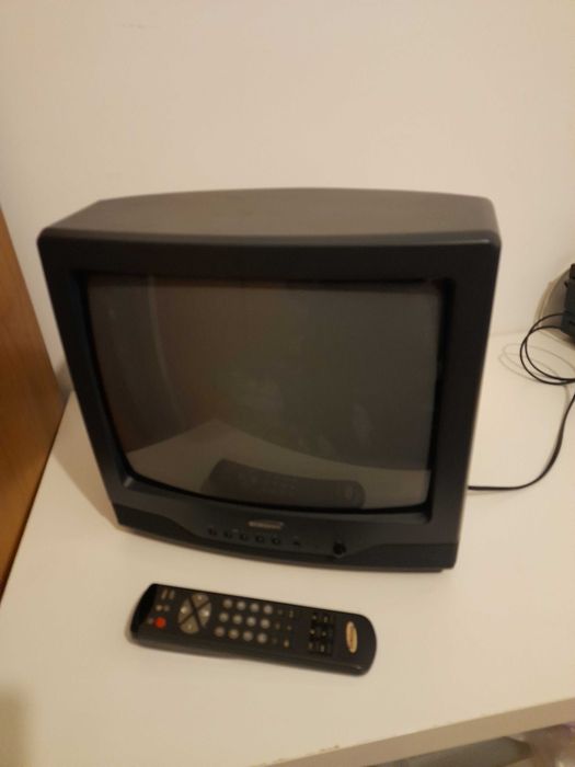Televisão CRT Samsung com comando e a funcionar