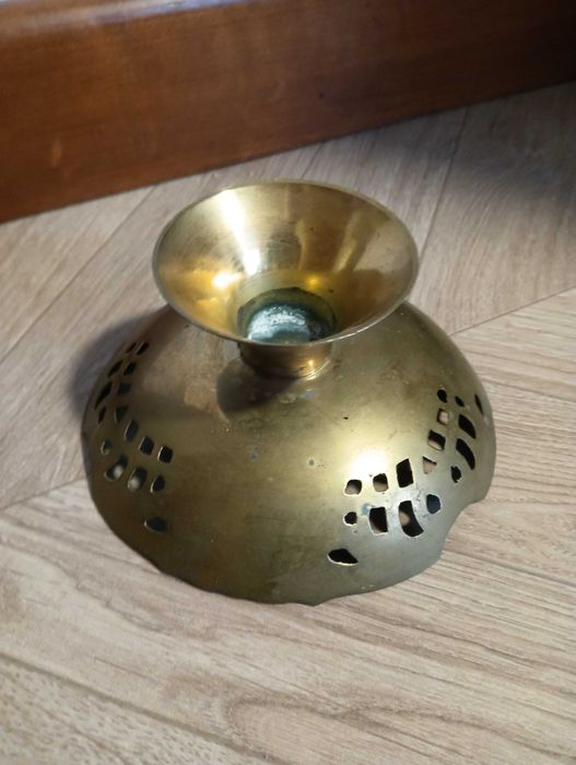 Metalowa paterka miseczka na nodze irys ażurowa