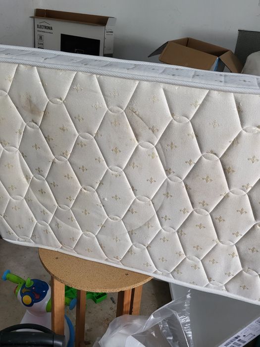 Berço de bebe em madeira com colchão