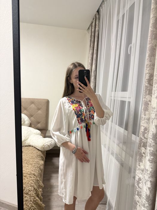 біла сукня з вишивкою