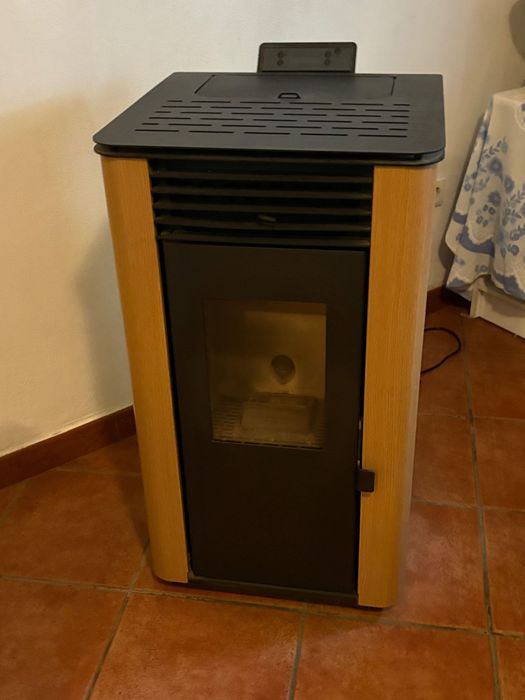Salamandra a Pellets 8KW Fuji Oak marca Solzaima  como nova