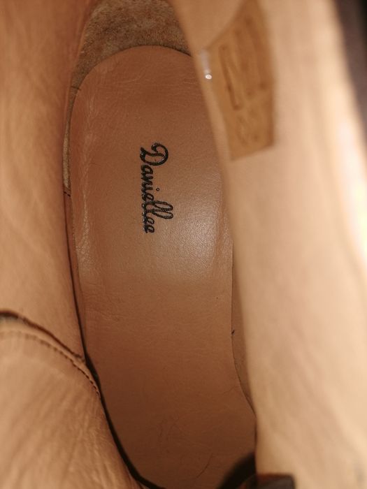 Buty ze skóry firmy Danellee