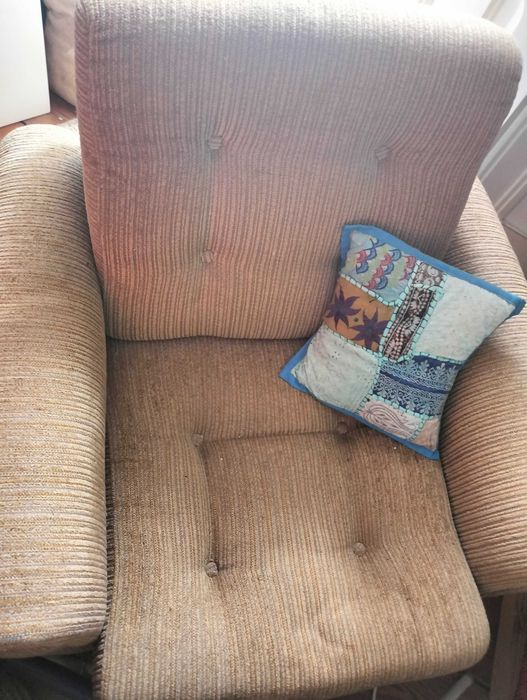 POLTRONA VINTAGE /SOFÁ, padrão riscado - Muito confortável.