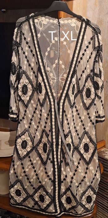 Casaco comprido branco e preto, serve ate XL