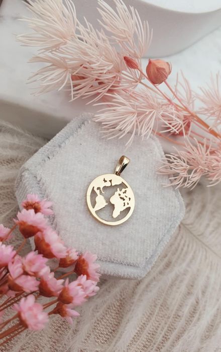 Złota zawieszka mapa świata