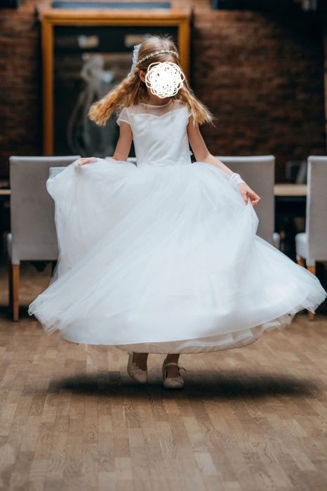 Przepiękna sukienka komunijna.