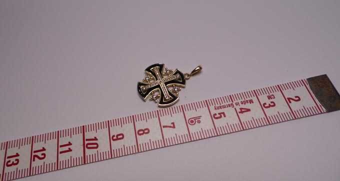 Złota zawieszka krzyż jerozolimski czarna emalia i cyrkonie.