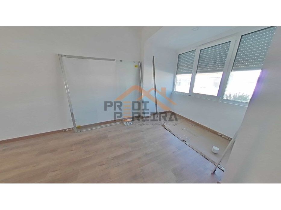 Apartamento T3 totalmente remodelado - Santo António dos Cavaleiros...