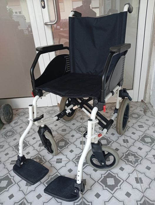 Cadeira de rodas pequena.