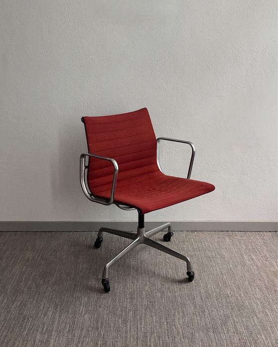 Cadeira Eames EA 117 Anos 60