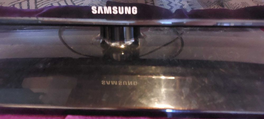 Televisão Samsung de grandes dimensões com suporte