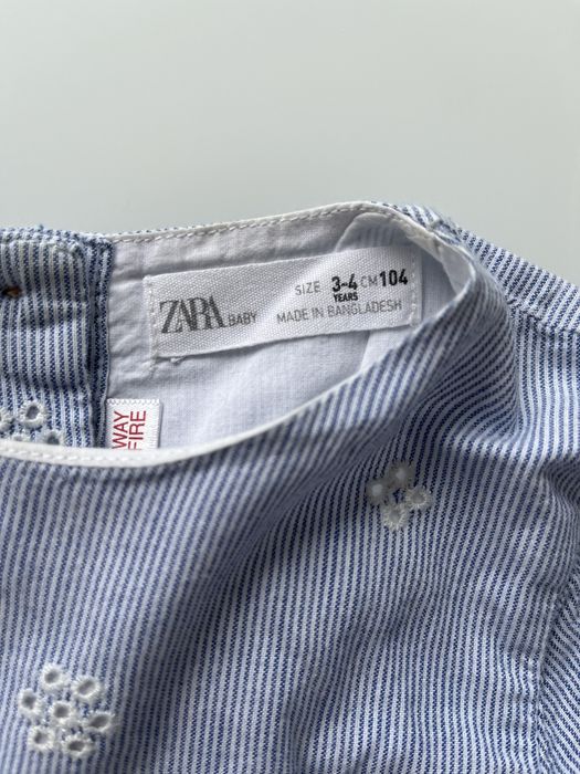 Blusa com pormenores bordados, azul às riscas brancas