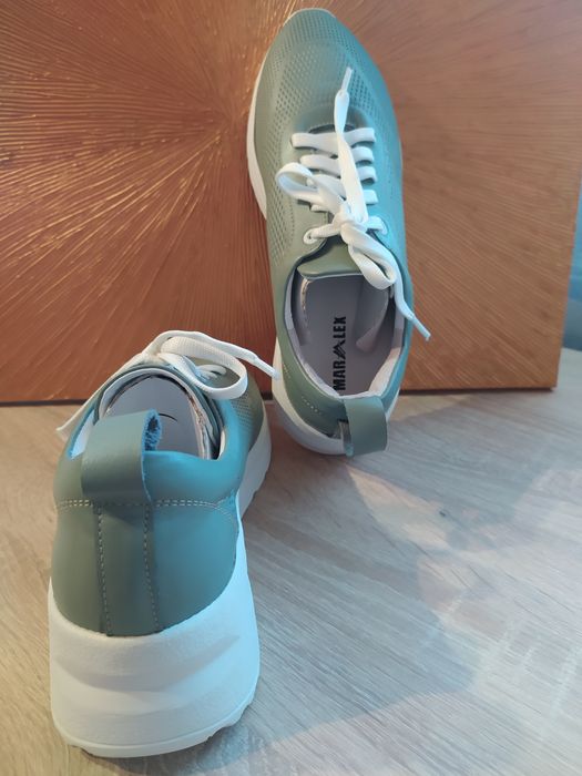 Кросівки жіночі в ідеальному стані