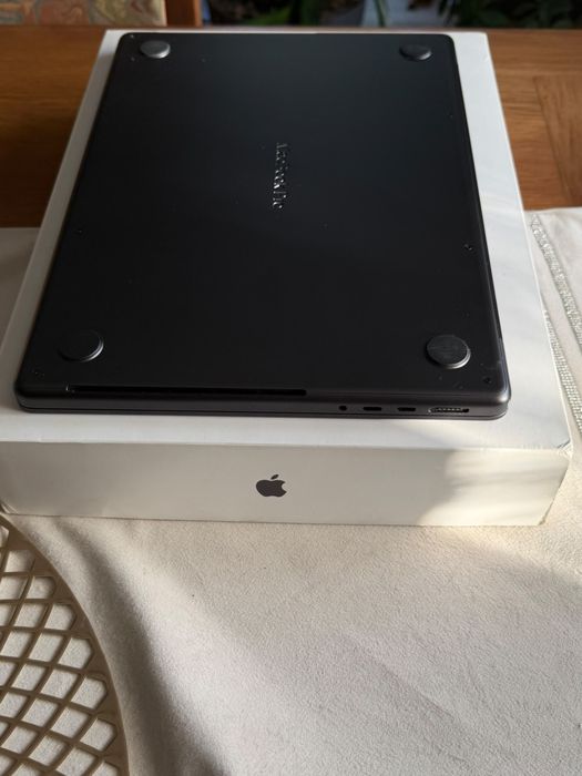 Macbook m5 pro 16 GB gwarancja pudełko