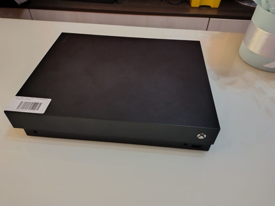 Xbox one X 1Tb з іграми, з одним геймпадом