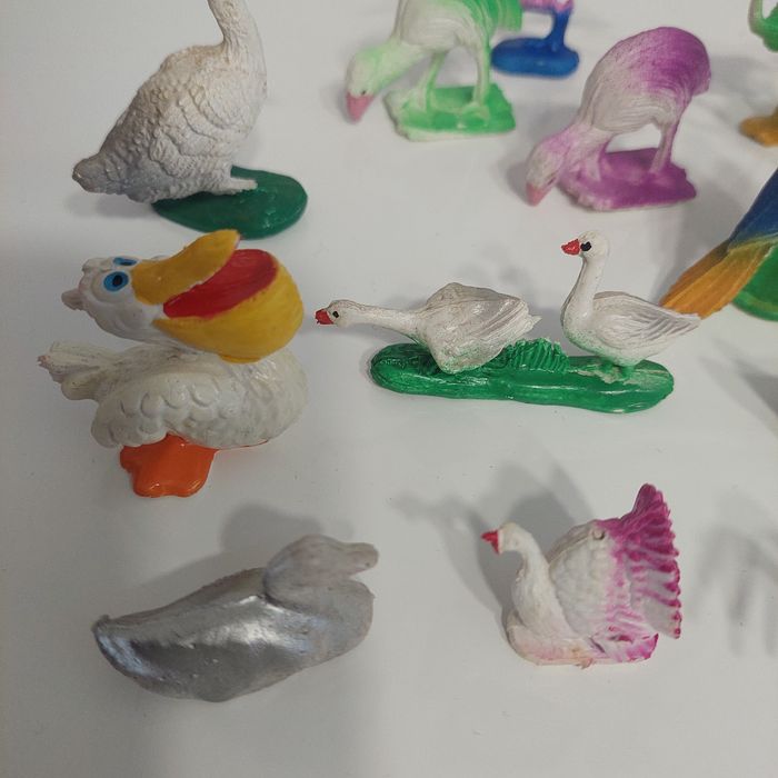 Figurki egzotyczne ptaki.