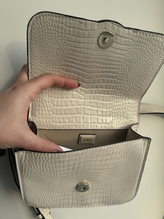 Сумка Guess молочного кольору.