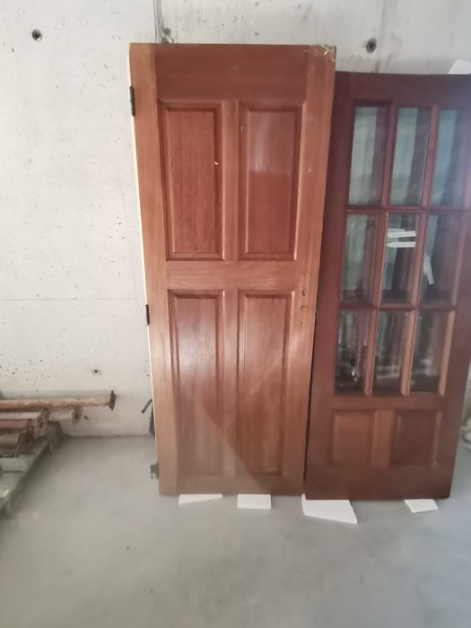 portas maciças em kambala