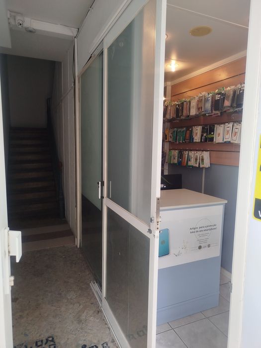 Loja na Av. 5 de Outubro com água incluída– Localização Premium