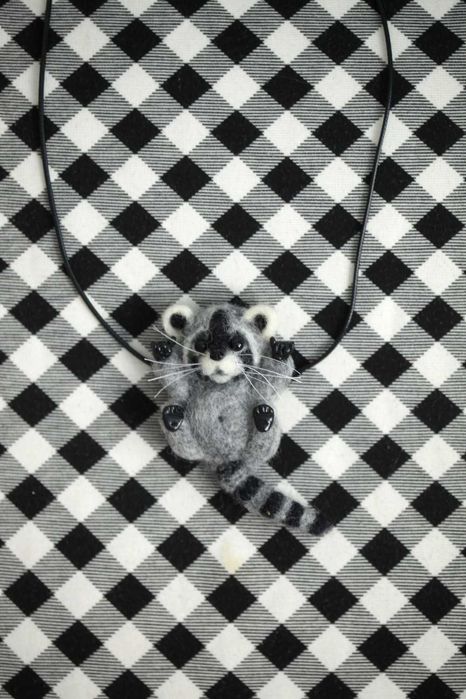 Подвеска или брошь из шерсти енотик