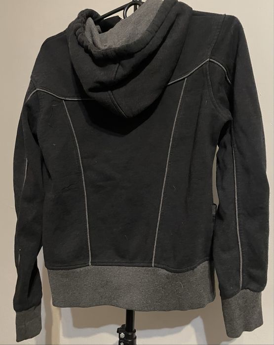 Bluza na zamek z kapturem i dwiema kieszeniami