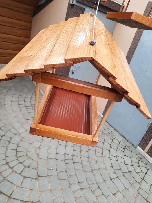 Годівниця для дрібних зимуючих птахів