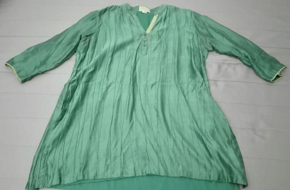 Blusas, túnicas e vestidos de marca