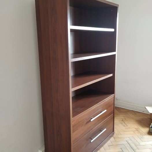 Estante para livros com gavetas