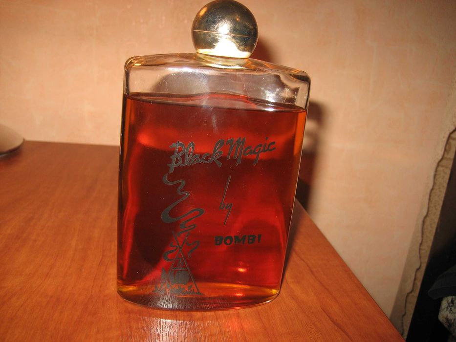 Продам туалетную воду "Черная магия" MAGIE NOIRE BOMBI , емкость 200мл
