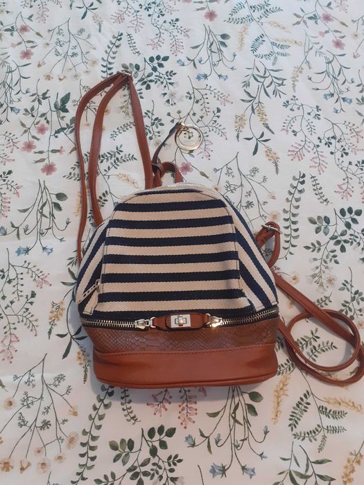 Mochila castanha com riscas azuis e brancas