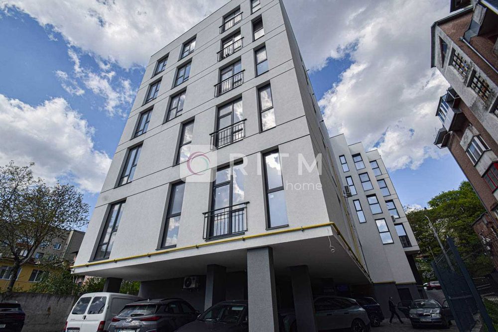 Продається сучасна 2-кімнатна квартира + кухня студія в центрі міста