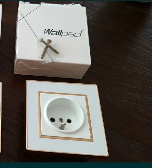 Kwadratowe gniazdko biało złote 1 sztuka