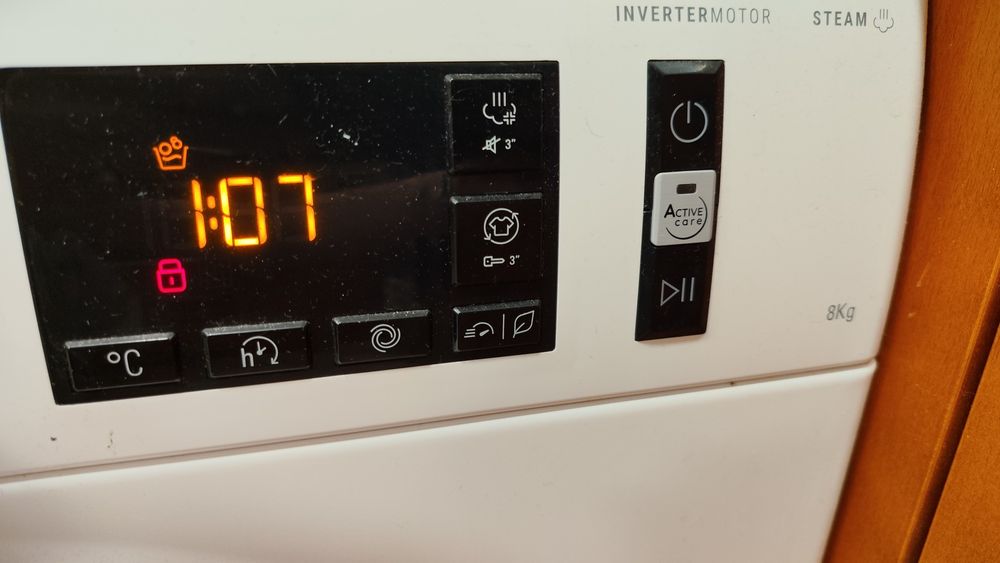 Máquina de lavar roupa Ariston Hotpoint 1400rpm, 8kg ano 2025