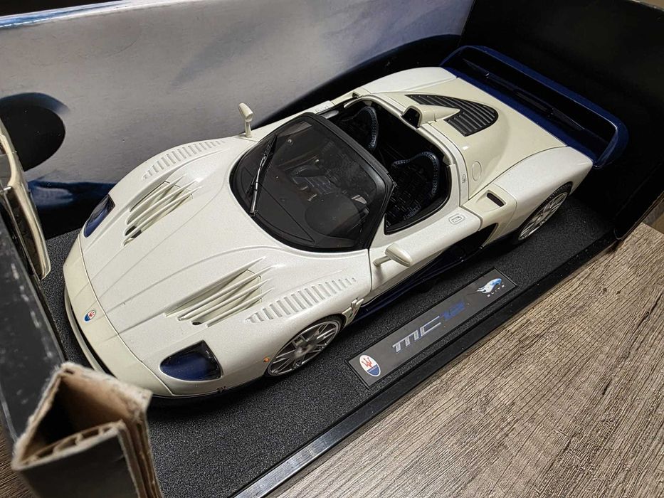 Maseratti MC12 1:18 Hot WHEELS ELITE
