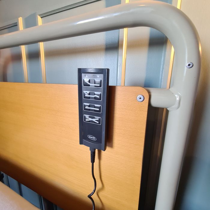 Cama Articulada Elétrica Invacare com Grades (Desmontada)