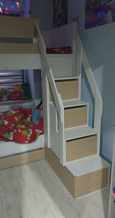 Łozko piętrowe ze  schodkami