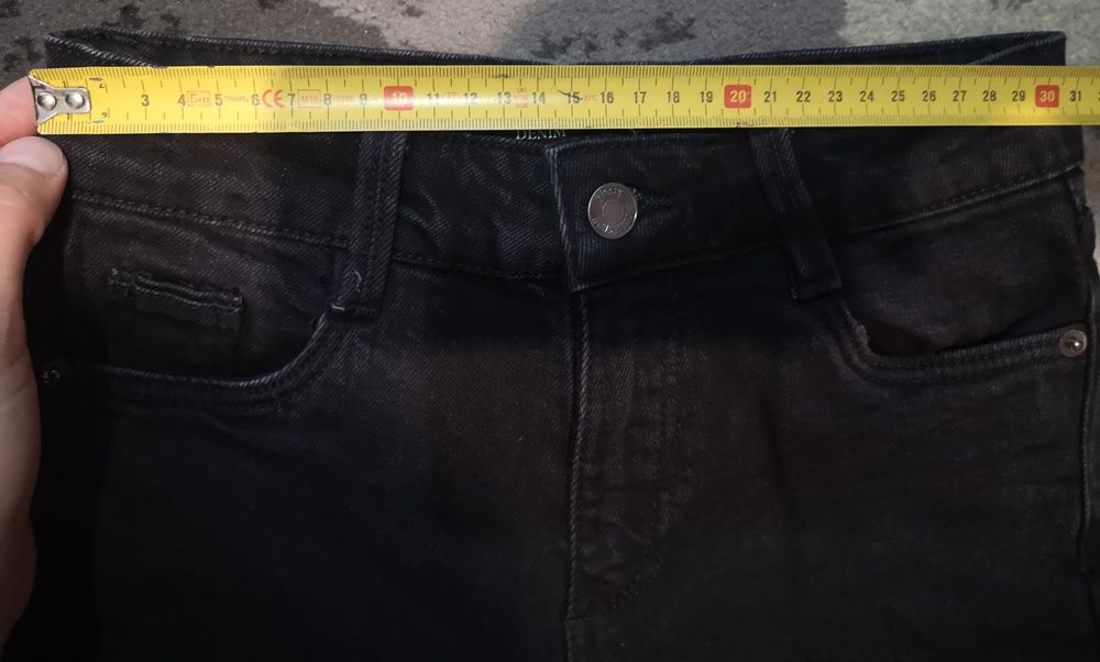 Czarne spodnie jeansowe dzwony 32