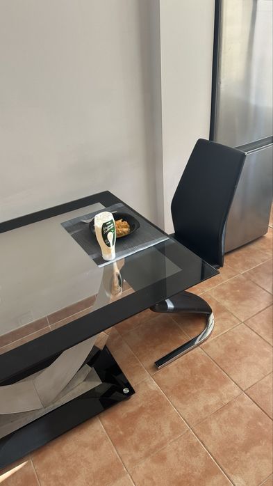 Vendo uma mesa de jantar.