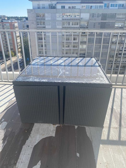 OFEREÇO conjunto de exterior – mesa + 4 cadeiras + 4 bancos