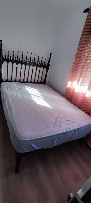 Cama casal vintage , madeira maciça.