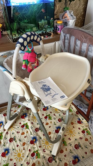Продам стул для кормления Chicco Polly 3 в 1, с дугой для игрушек.