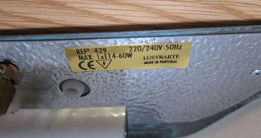 Aplique de sala em vidro fosco (Concha) e estrutura em metal